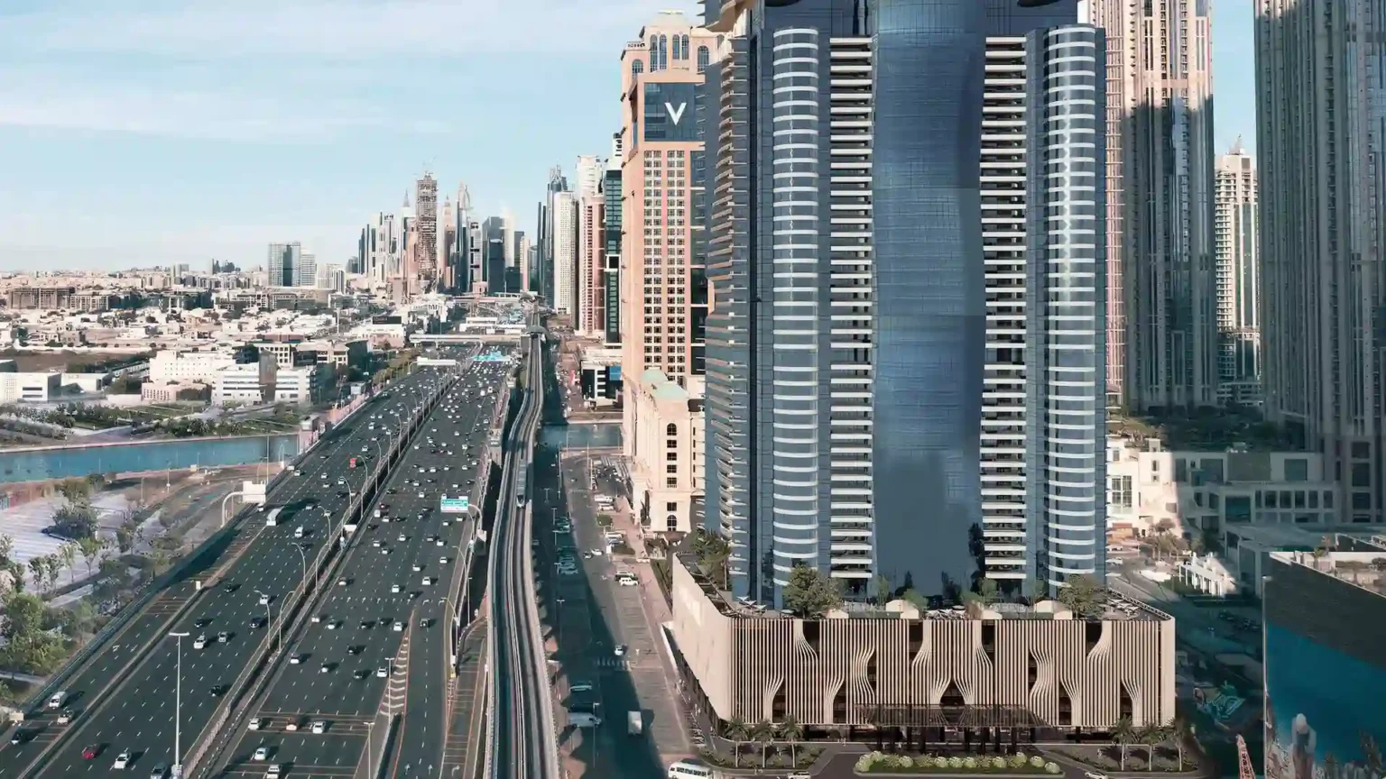 تصویری از برج الحبتور در منطقه بیزینس بی دبی در کنار پروژه الحبتور سیتی؛ نمایی از یک برج لوکس با معماری مدرن در کنار جاده شیخ زاید و کانال آبی دبی